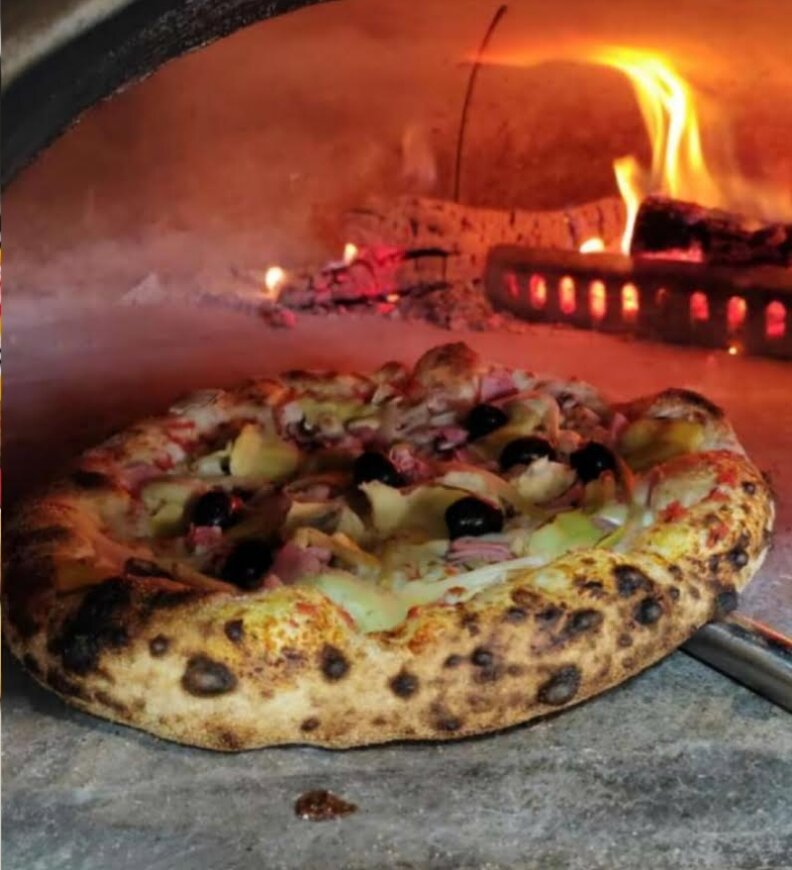 Pizza fraîchement sortie du four à bois