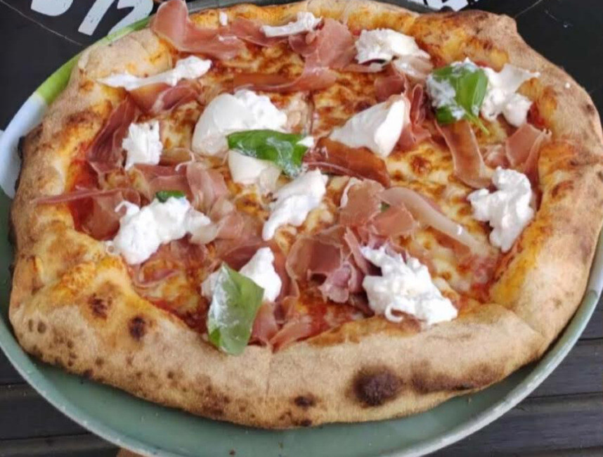 Pizza burrata et jambon cru, faite maison par Pizza Snack Les Écarts